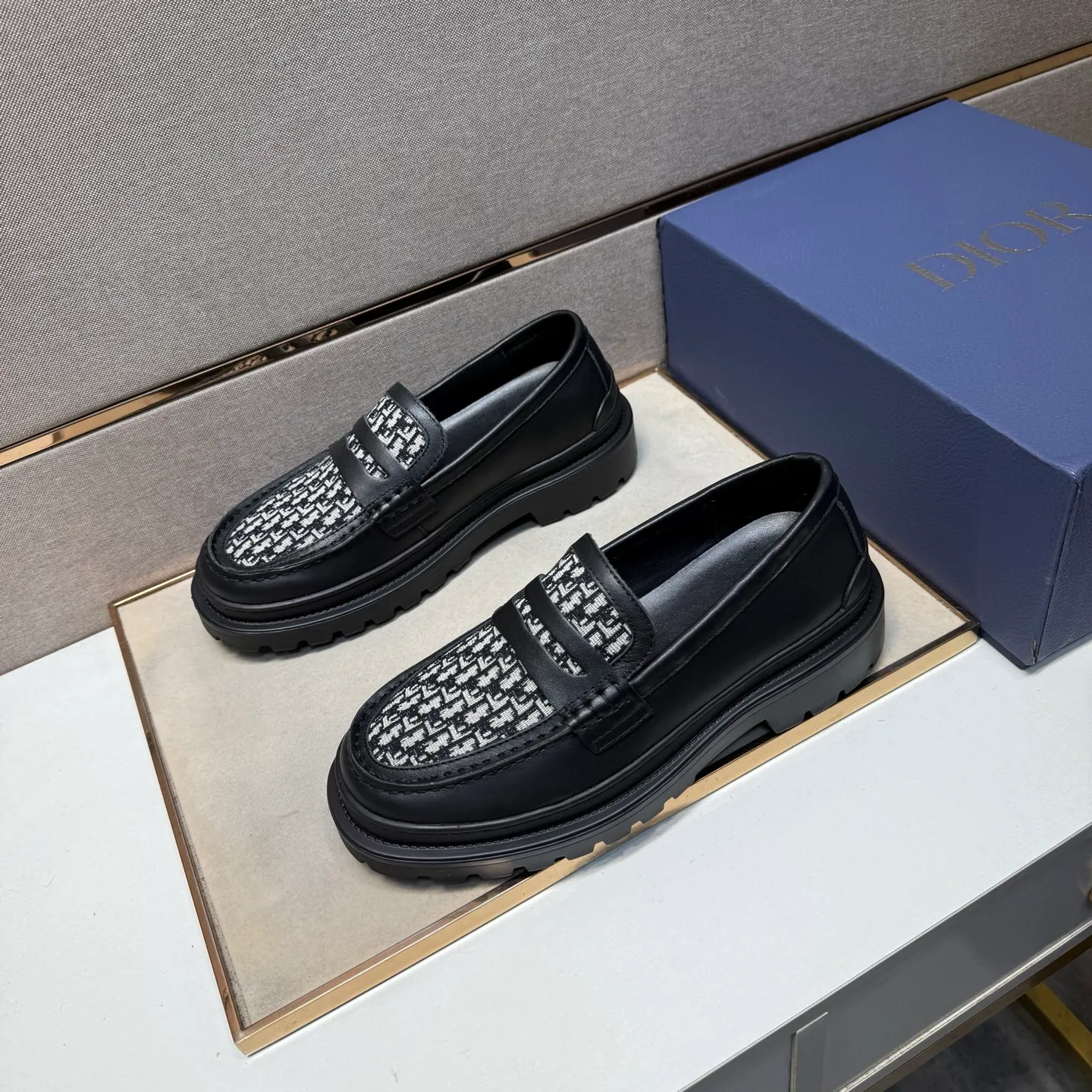 ⬛️Men's shoes 💰p442 [Dior~] Men's casual shoes 2025z cabinet sales simultaneously 🔶Size: 39-44 #️⃣ 🔷2 colors🔜The upper is made of multi-material splicing➕Genuine leather lining, comfortable and breathable, sole: original comfortable and wear-resistant outsole, ⚠️Real shot📱Photographed🎬The real thing is better📢📢📢